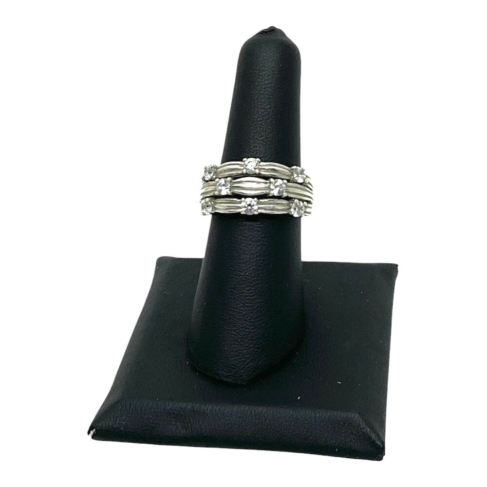 Sterling Silver Ring With 8 Simulated Diamonds (Size 7)